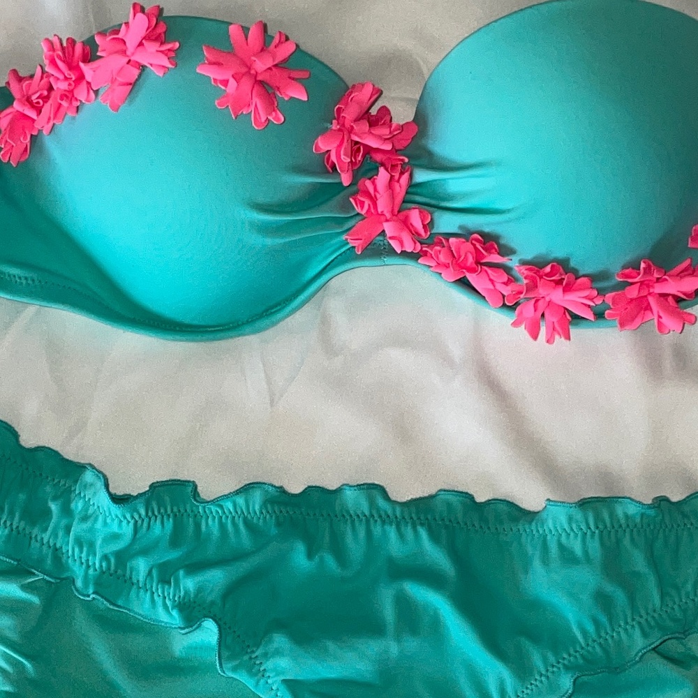 VICTORIAS SECRET SWIM, STRAPLESS aqua blue bikini with pink Flowers -Small 🩷🩷🩷